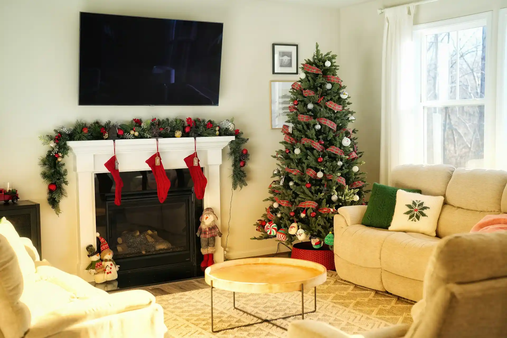 Bright-neutral-living-room-with-small-Christmas-tree-seasonal-decor